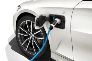 bmw-330e-2019