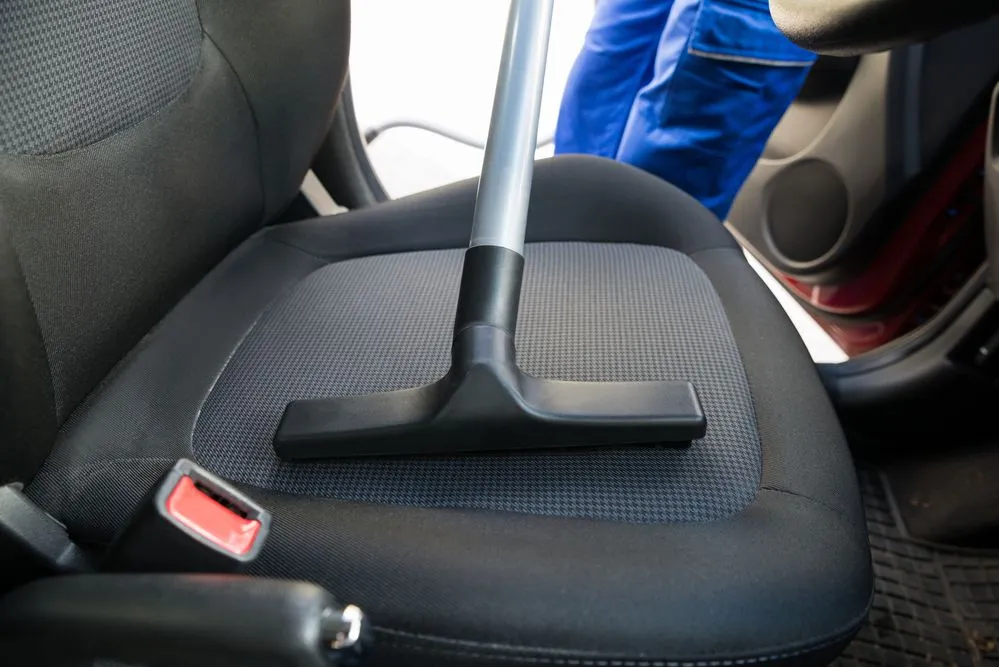 Passer aspirateur dans la voiture