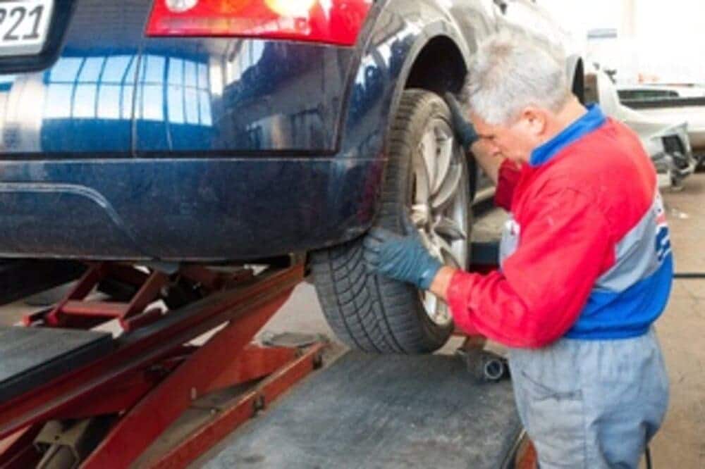 Le cric auto est le premier reflex en cas de crevaison !