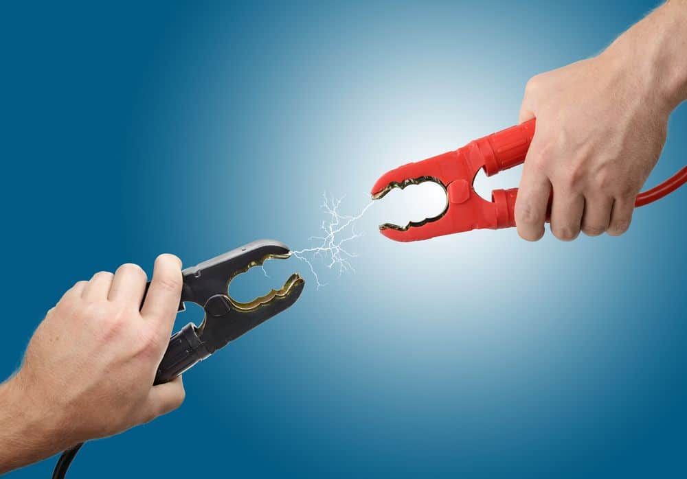 Panne de batterie, comment démarrer sa voiture avec des câbles — free download