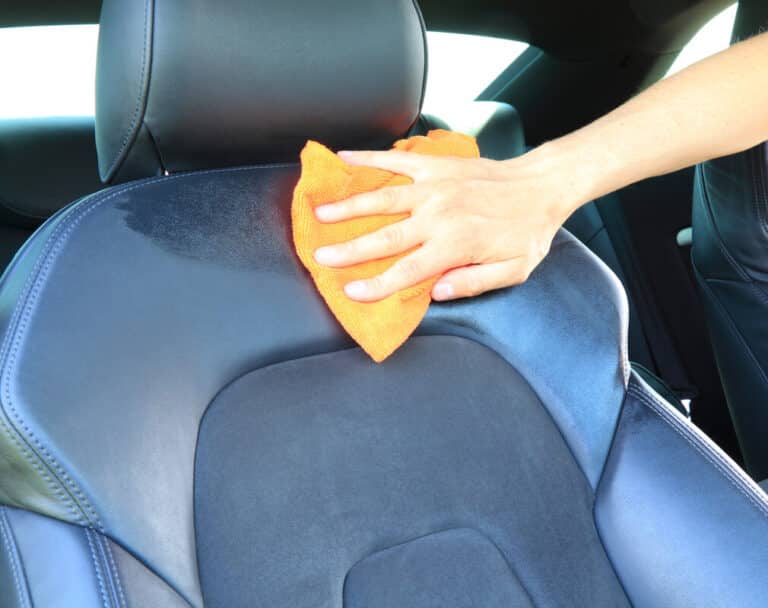 Comment faire partir l’odeur du vomi dans une voiture