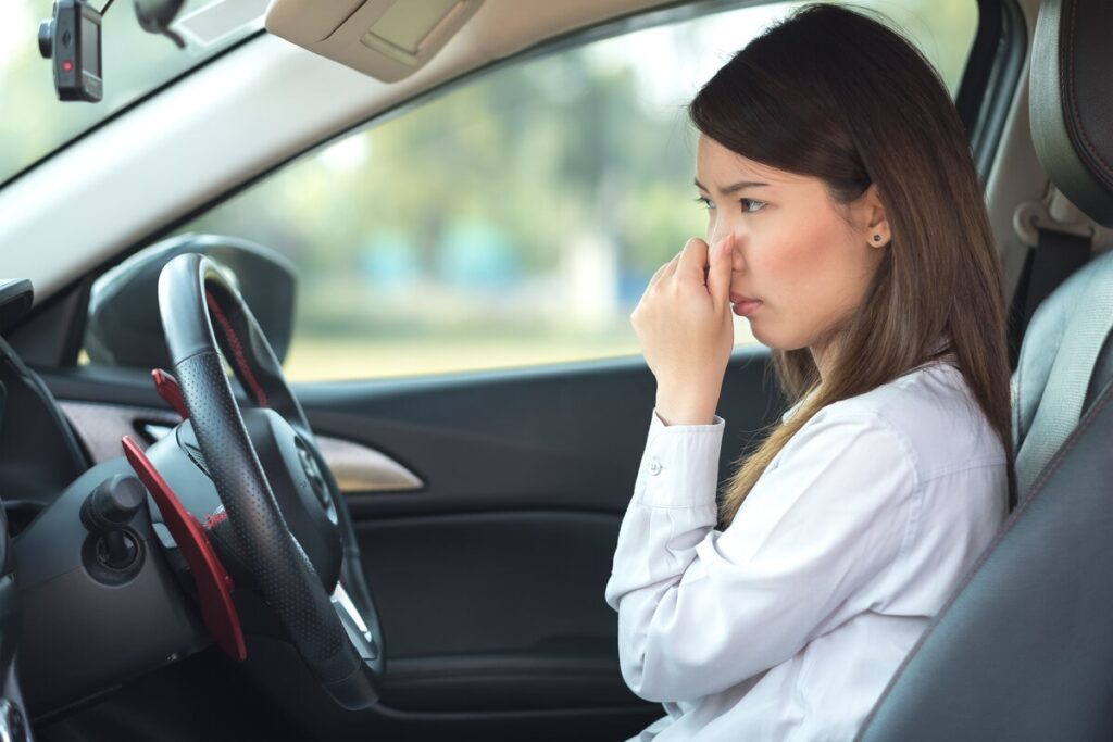 Comment faire partir l’odeur du vomi dans une voiture ?