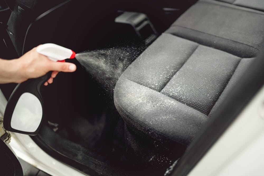 Quel détergent pour nettoyer un siège de voiture en cuir ?